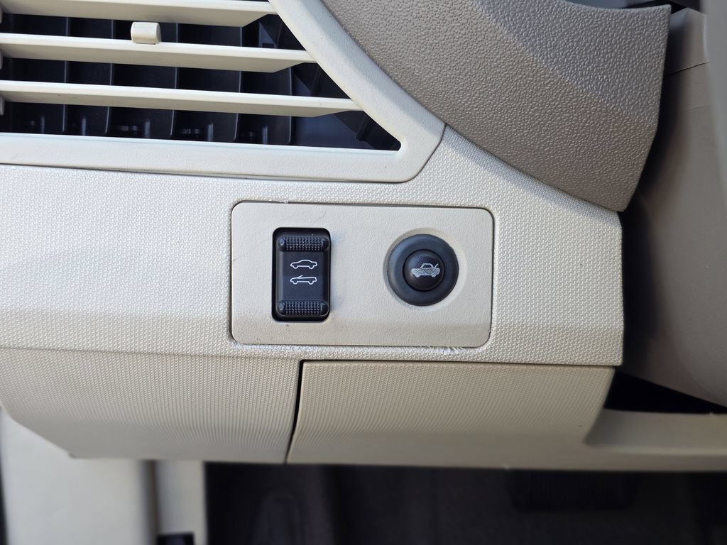 Used 2008 Chrysler Sebring Limited w/ Luxury Group FWD image 20