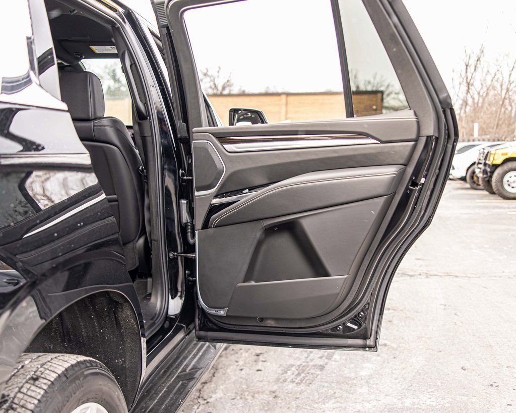 Used 2025 Cadillac Escalade Luxury image 43