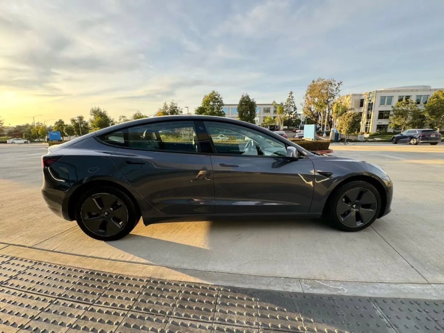 Used 2021 Tesla Model 3 Standard Range Plus RWD image 3