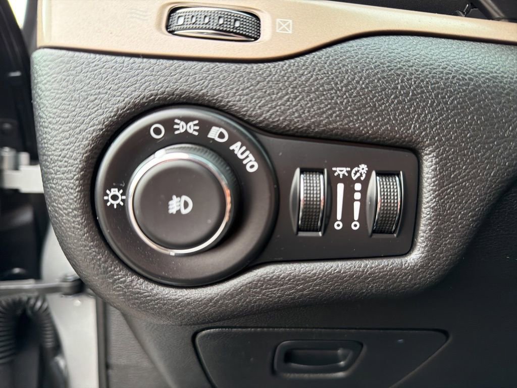 Used 2016 Jeep Cherokee Limited AWD/4WD image 44