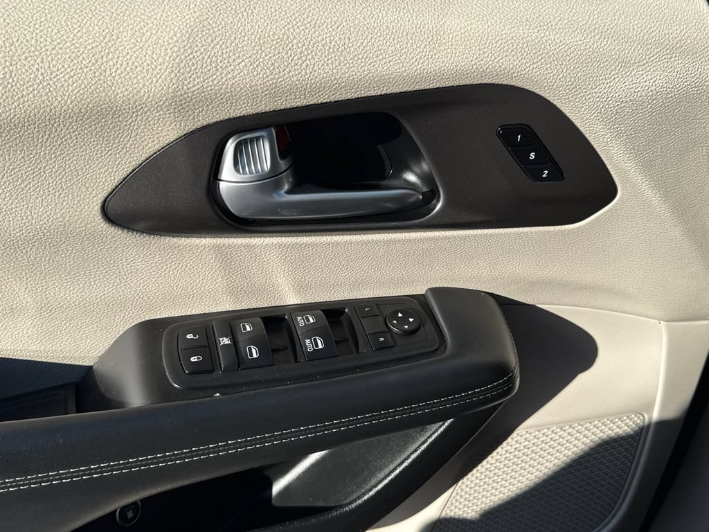 Used 2024 Chrysler Pacifica Limited FWD image 28