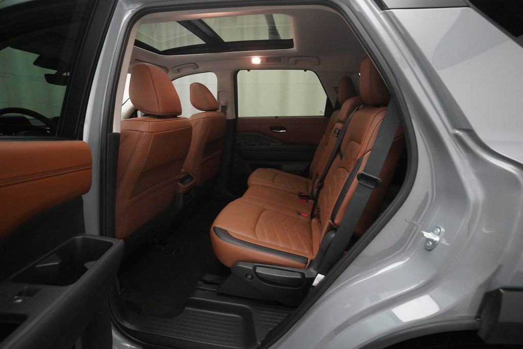 Certified 2025 Nissan Pathfinder Platinum w/ Cargo Package AWD/4WD image 16
