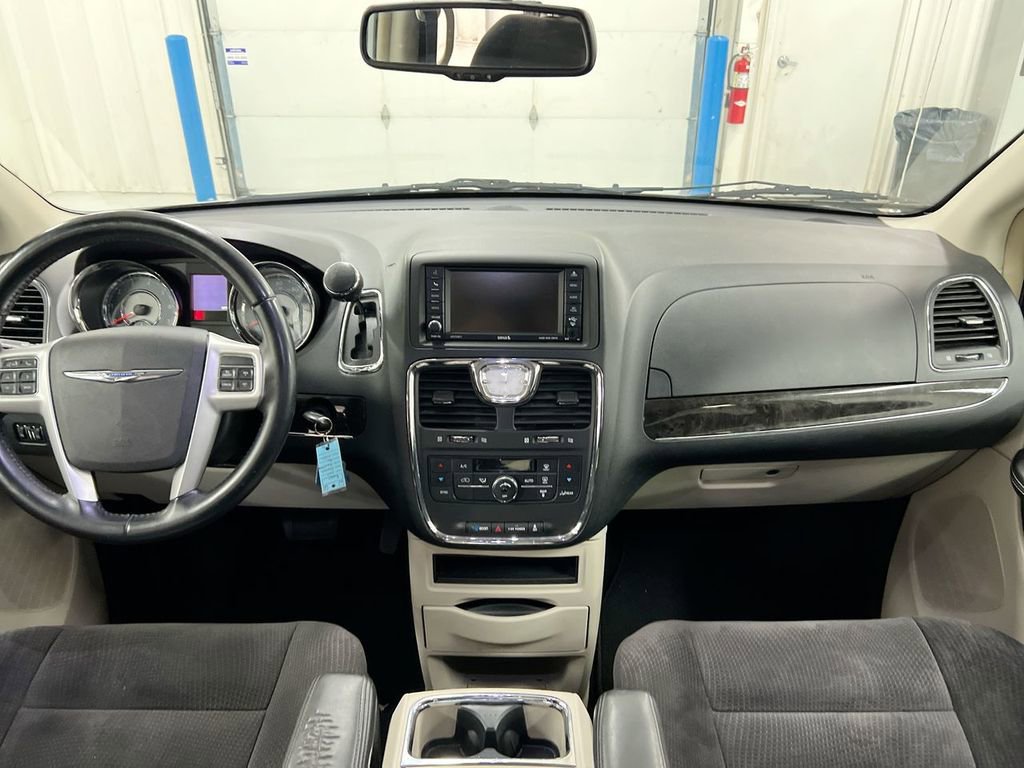 Used 2014 Chrysler Town & Country Touring FWD image 5