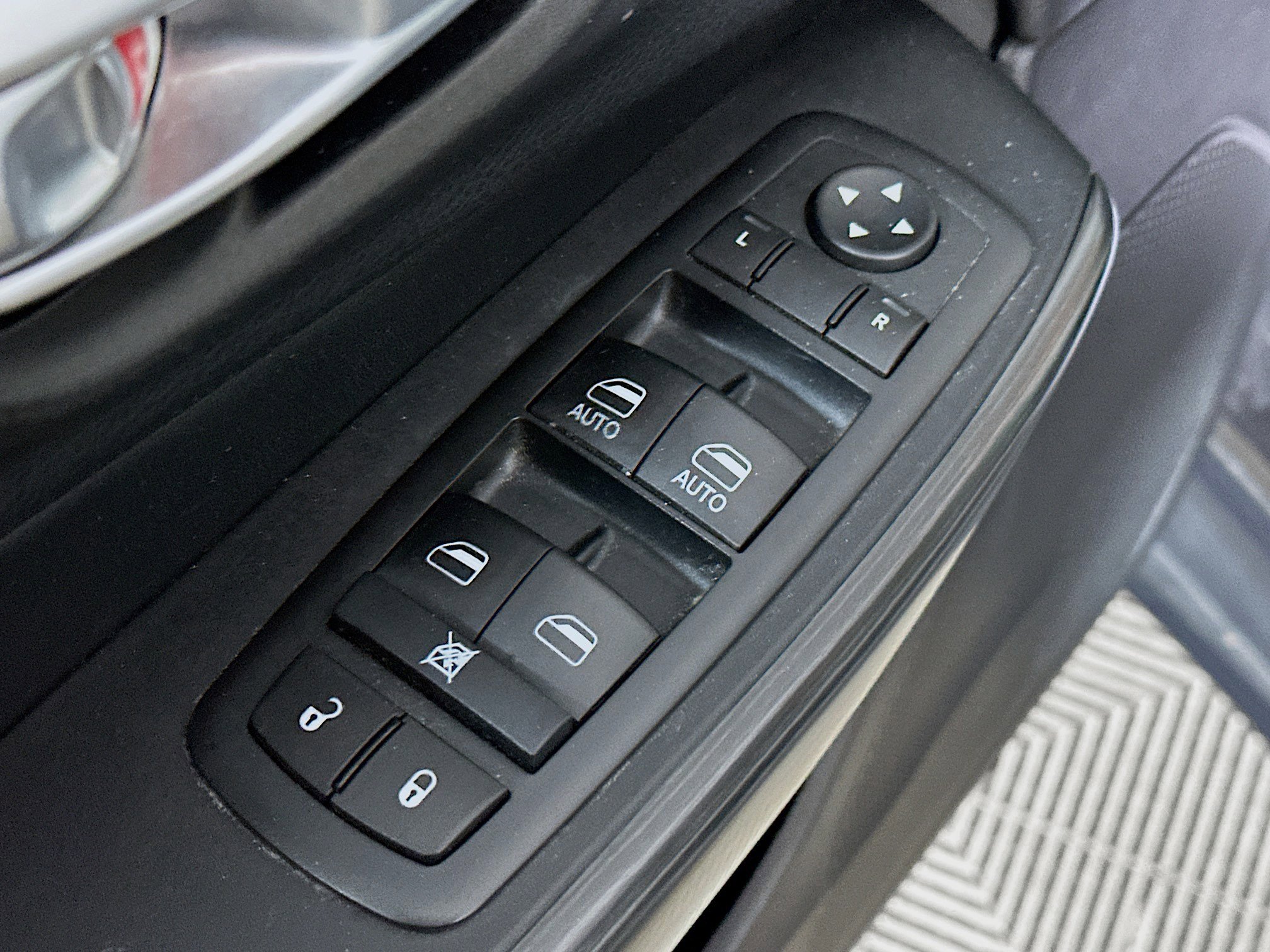 Used 2015 Jeep Cherokee Limited w/ Luxury Group FWD image 18