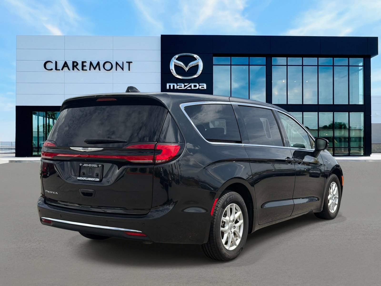 Used 2023 Chrysler Pacifica Touring-L FWD image 5