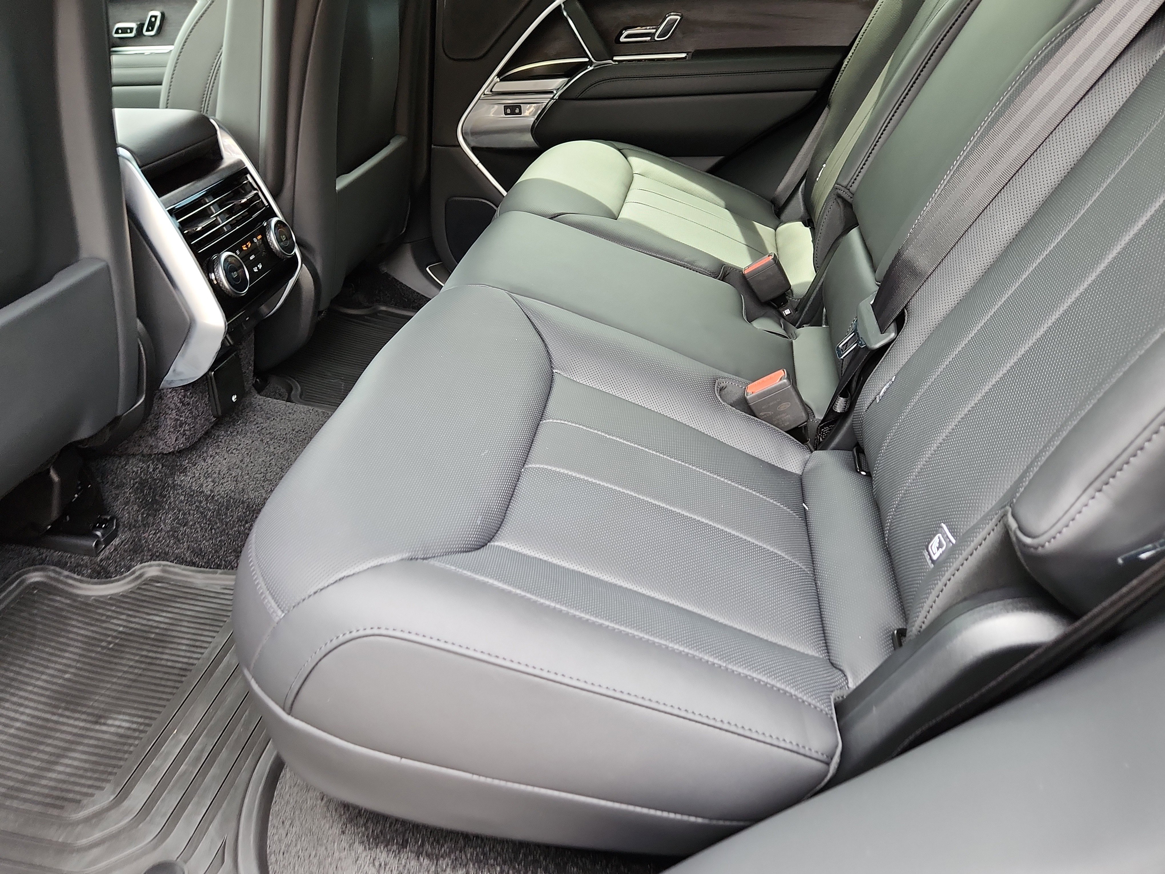 New 2025 Land Rover Range Rover SE image 13