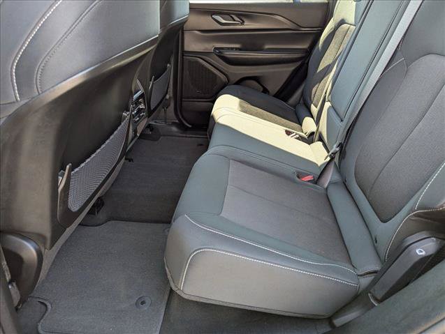 Used 2023 Jeep Grand Cherokee Laredo AWD/4WD image 19