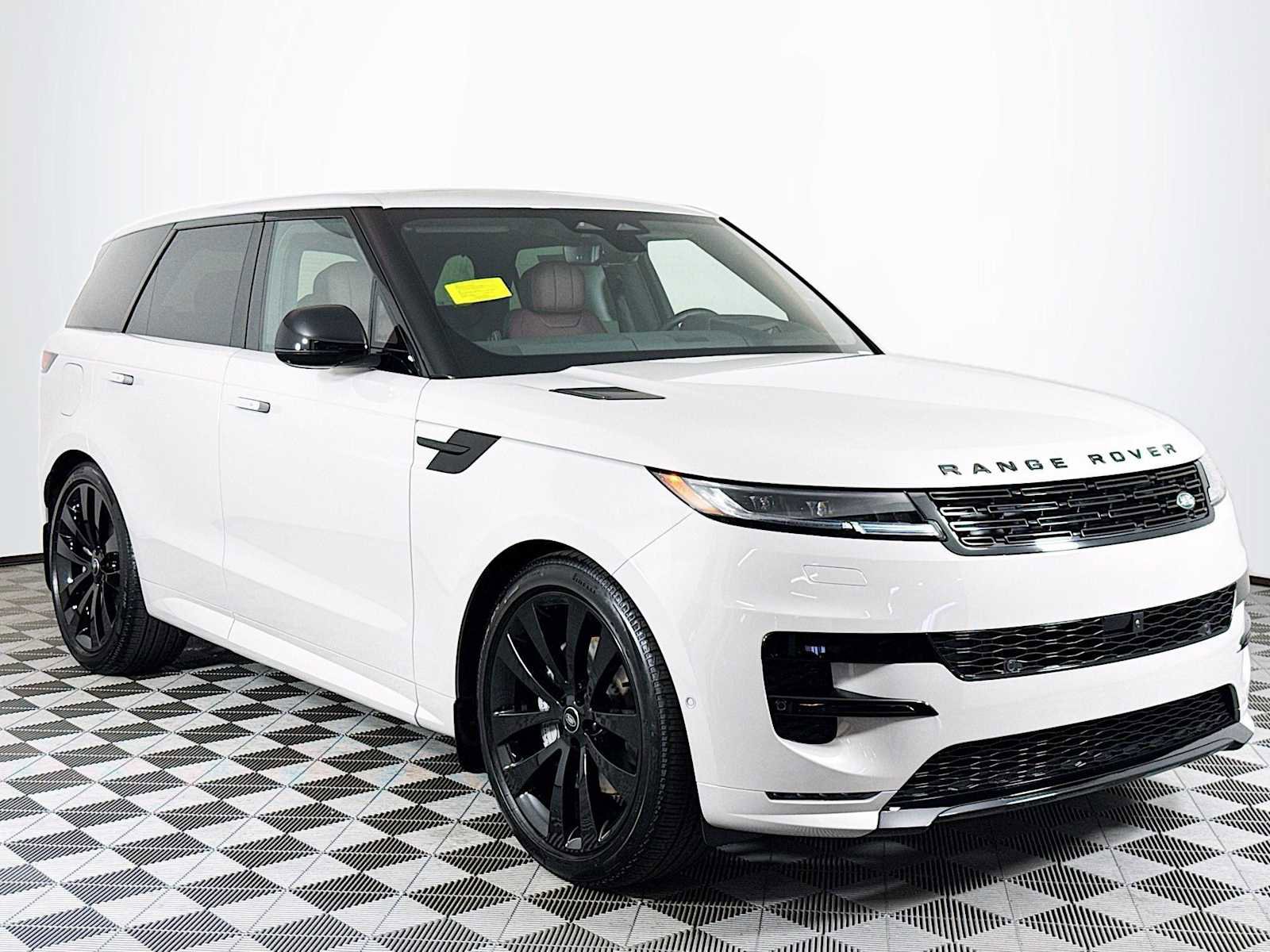 Used 2025 Land Rover Range Rover Sport Dynamic SE image 3