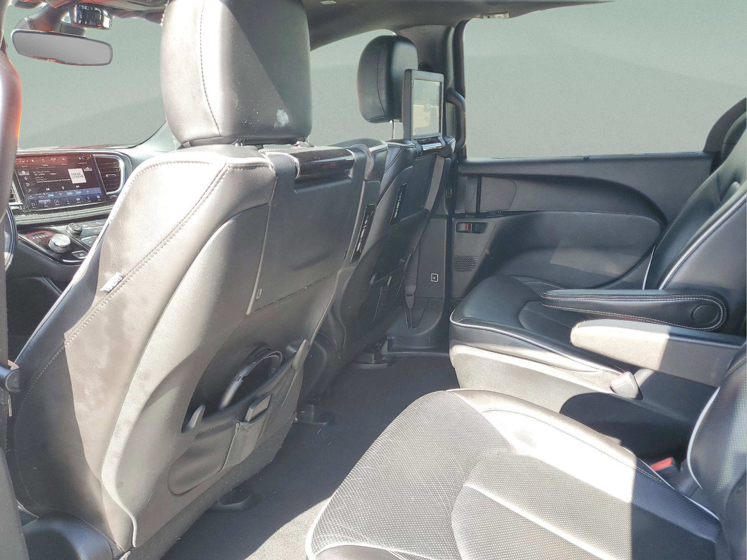 Used 2021 Chrysler Pacifica Limited w/ Uconnect Theater Family Group FWD image 6