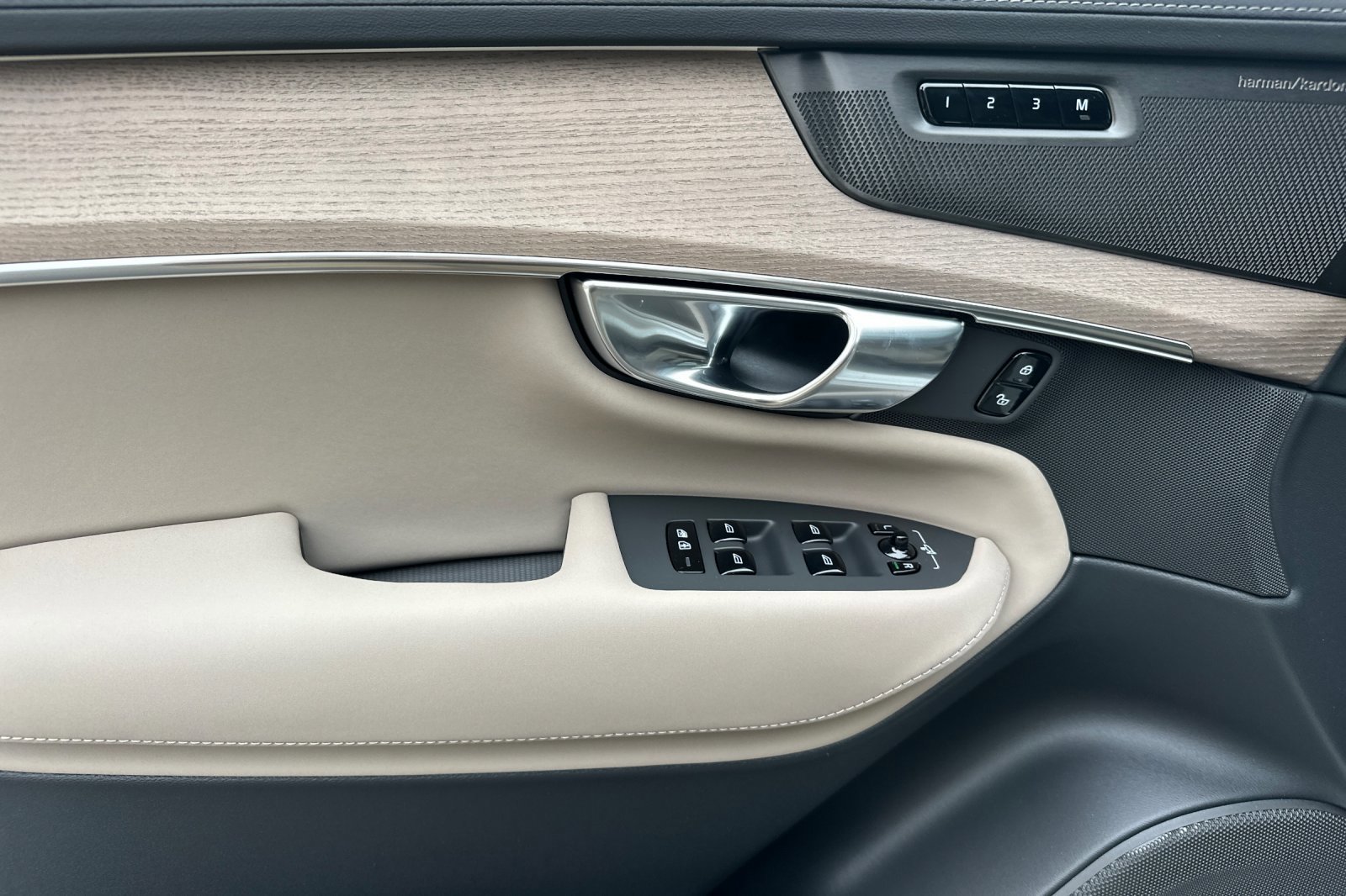 New 2026 Volvo XC90 B6 Plus image 9