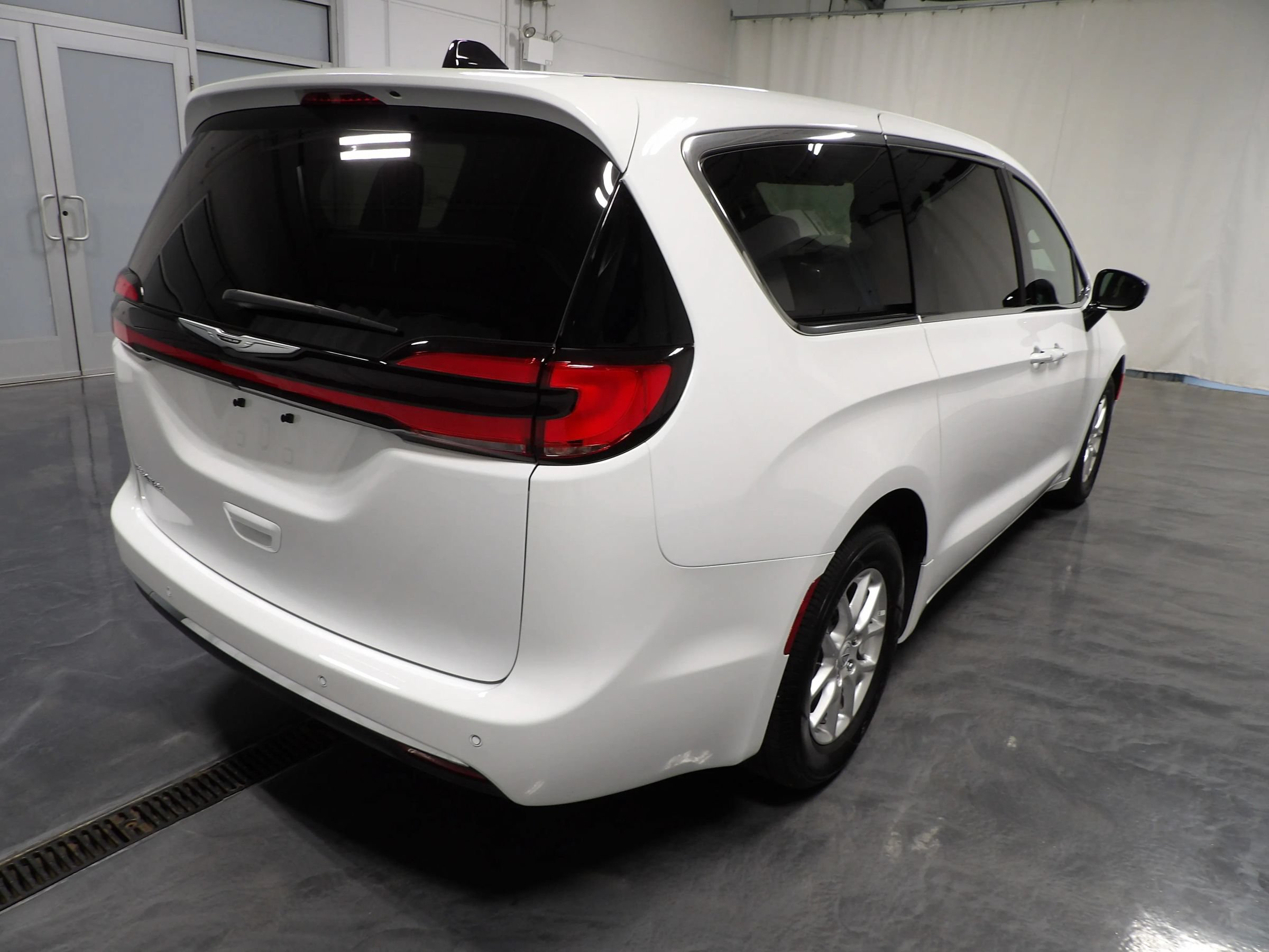 Used 2025 Chrysler Pacifica Select FWD image 4