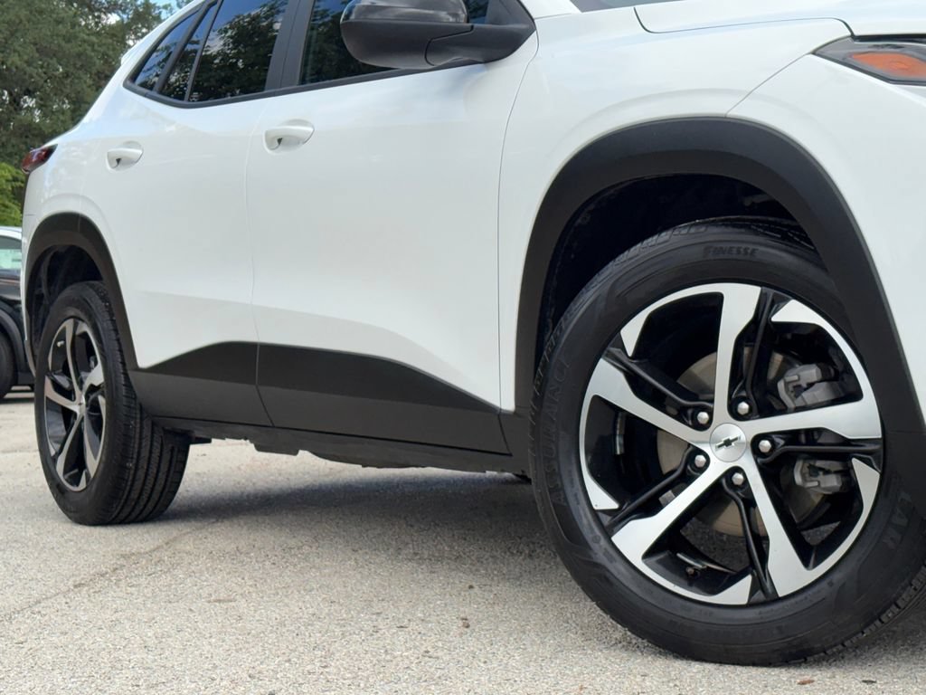 Used 2025 Chevrolet Trax RS FWD image 2