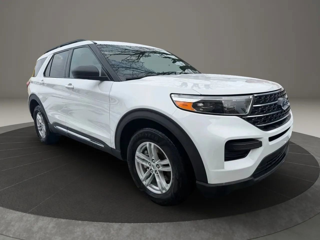 Used 2020 Ford Explorer XLT w/ Comfort Package image 3