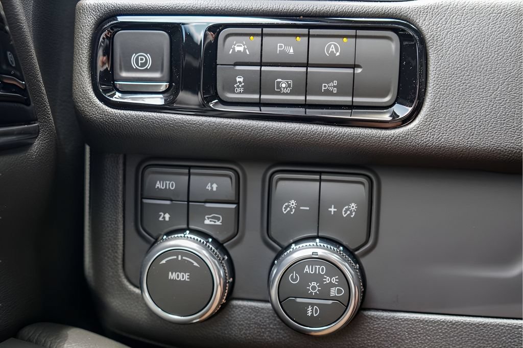 New 2026 GMC Yukon Denali w/ Sun & Power Step Package AWD/4WD image 15
