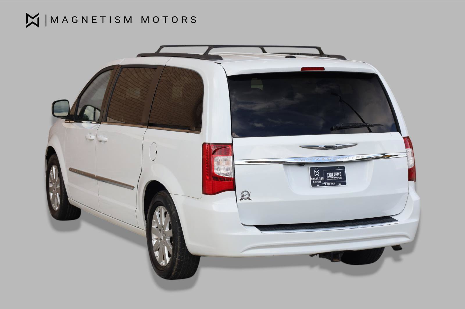 Used 2014 Chrysler Town & Country Touring FWD image 7