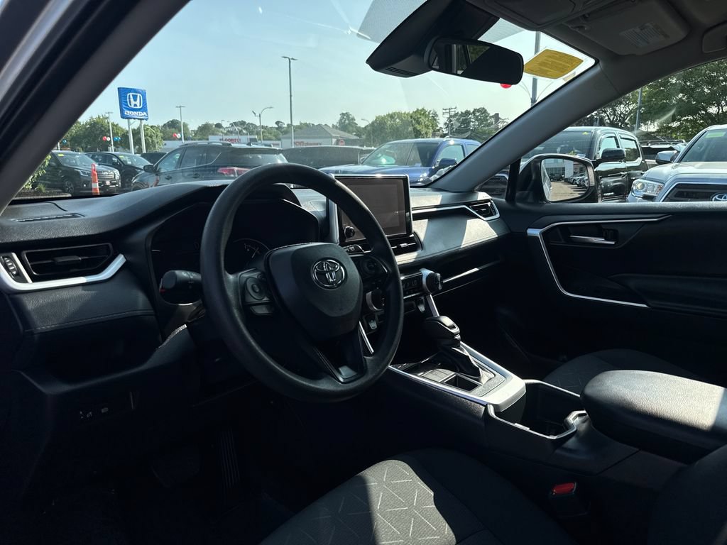 Used 2025 Toyota RAV4 XLE AWD/4WD image 14