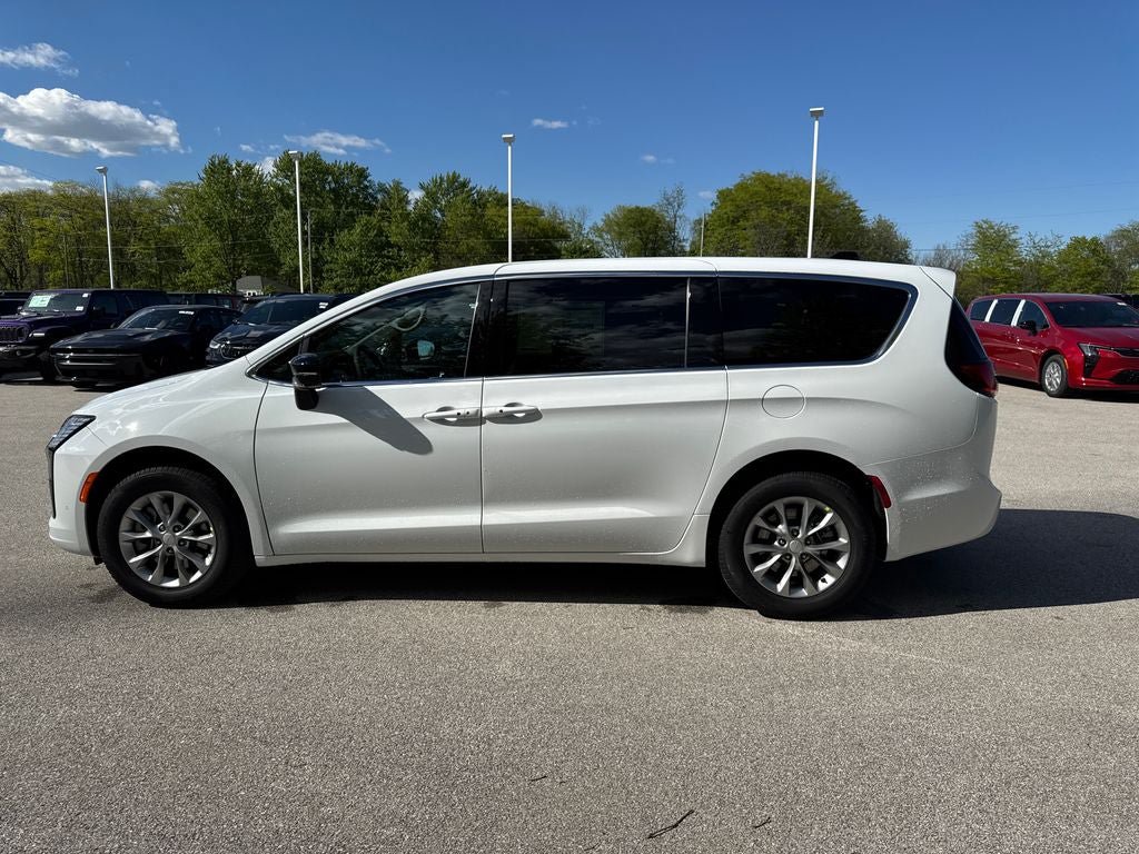 New 2027 Chrysler Pacifica Select AWD/4WD image 9