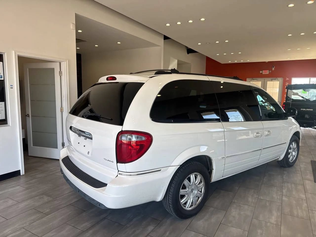 Used 2005 Chrysler Town & Country Touring w/ Luxury Group FWD image 9