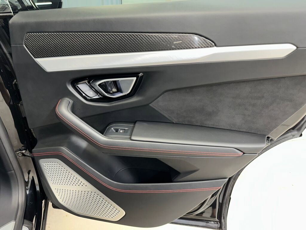 Used 2020 Lamborghini Urus image 38