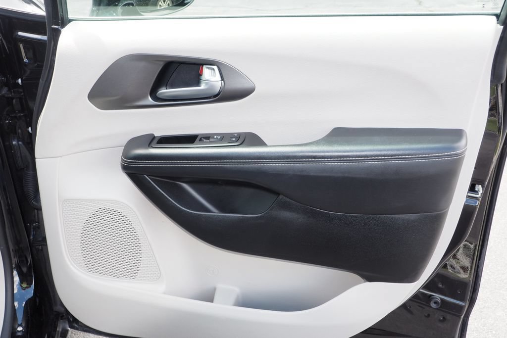 Used 2024 Chrysler Pacifica Touring-L FWD image 22