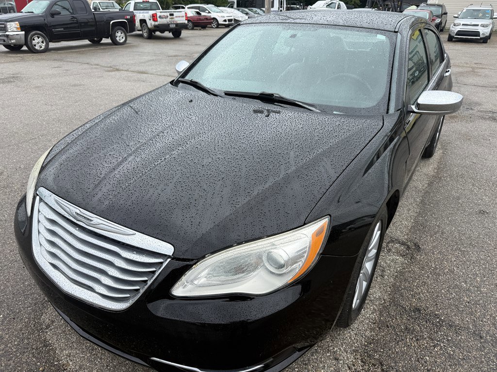 Used 2013 Chrysler 200 Limited FWD image 2