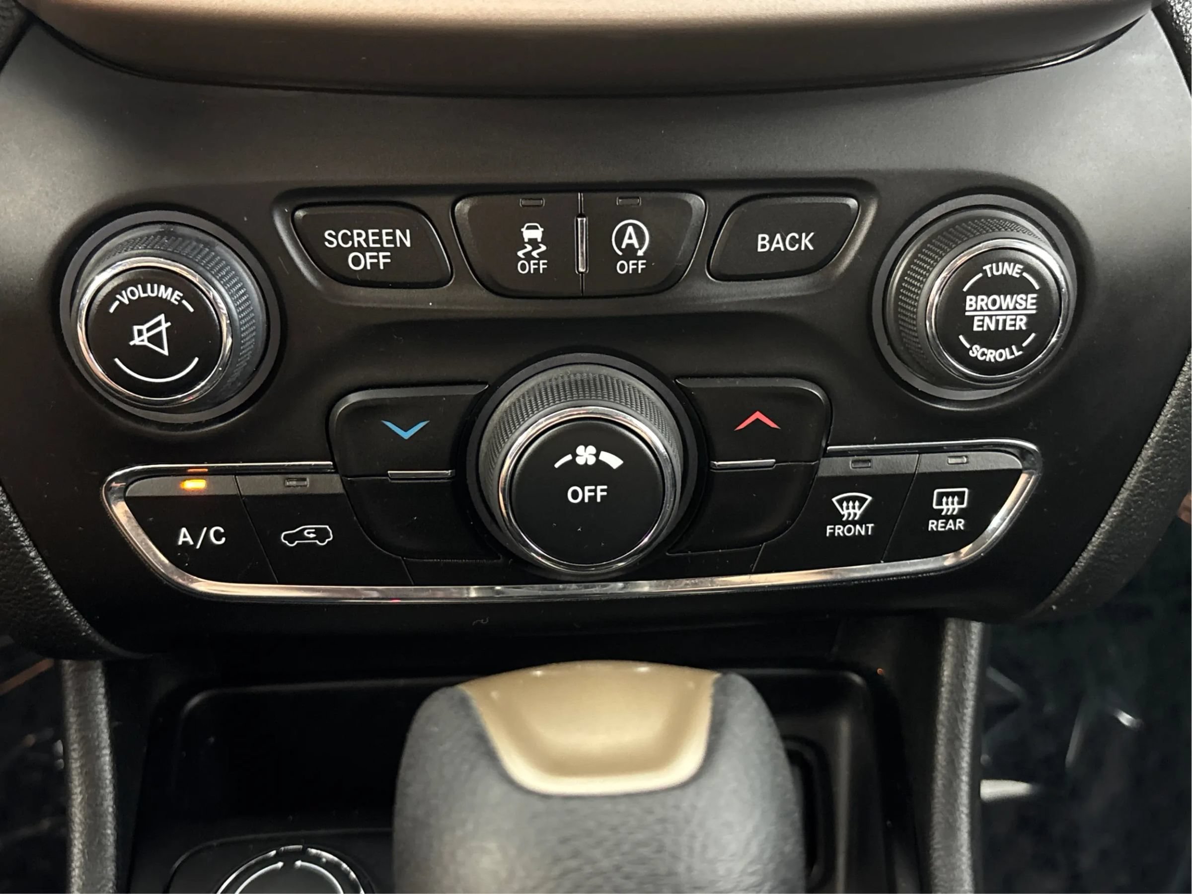 Used 2015 Jeep Cherokee Latitude w/ Cold Weather Group AWD/4WD image 36