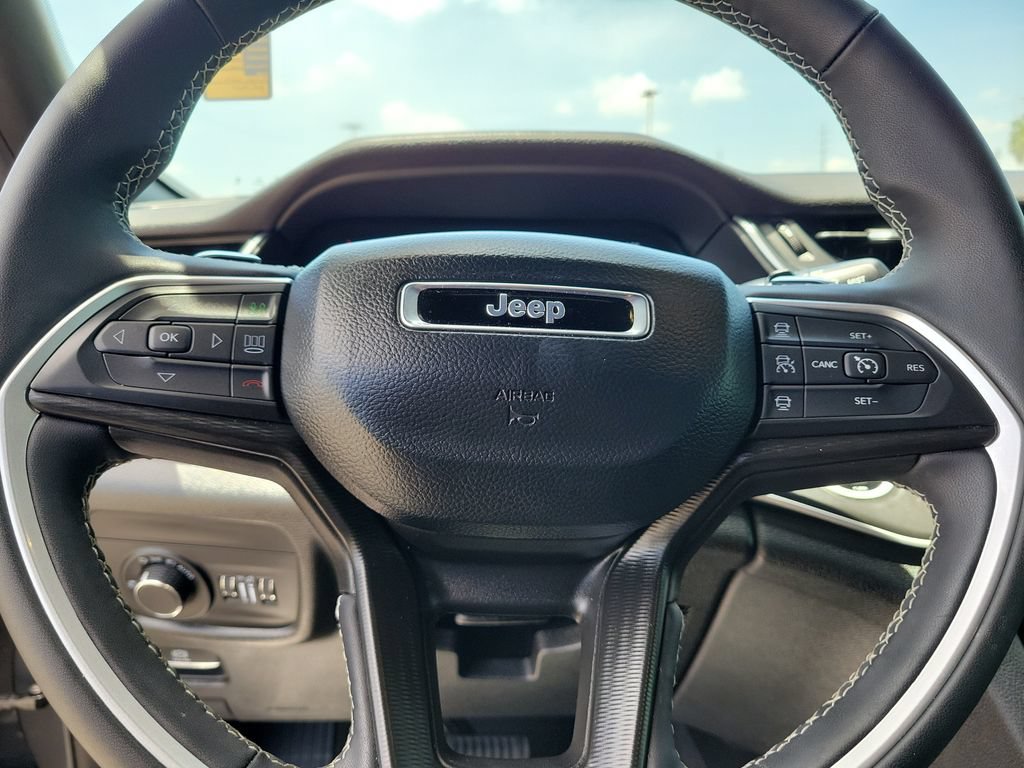 Used 2025 Jeep Grand Cherokee Laredo X RWD image 15