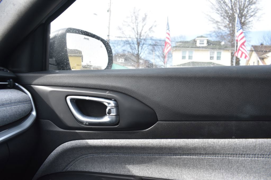 Used 2025 Jeep Compass Latitude image 17