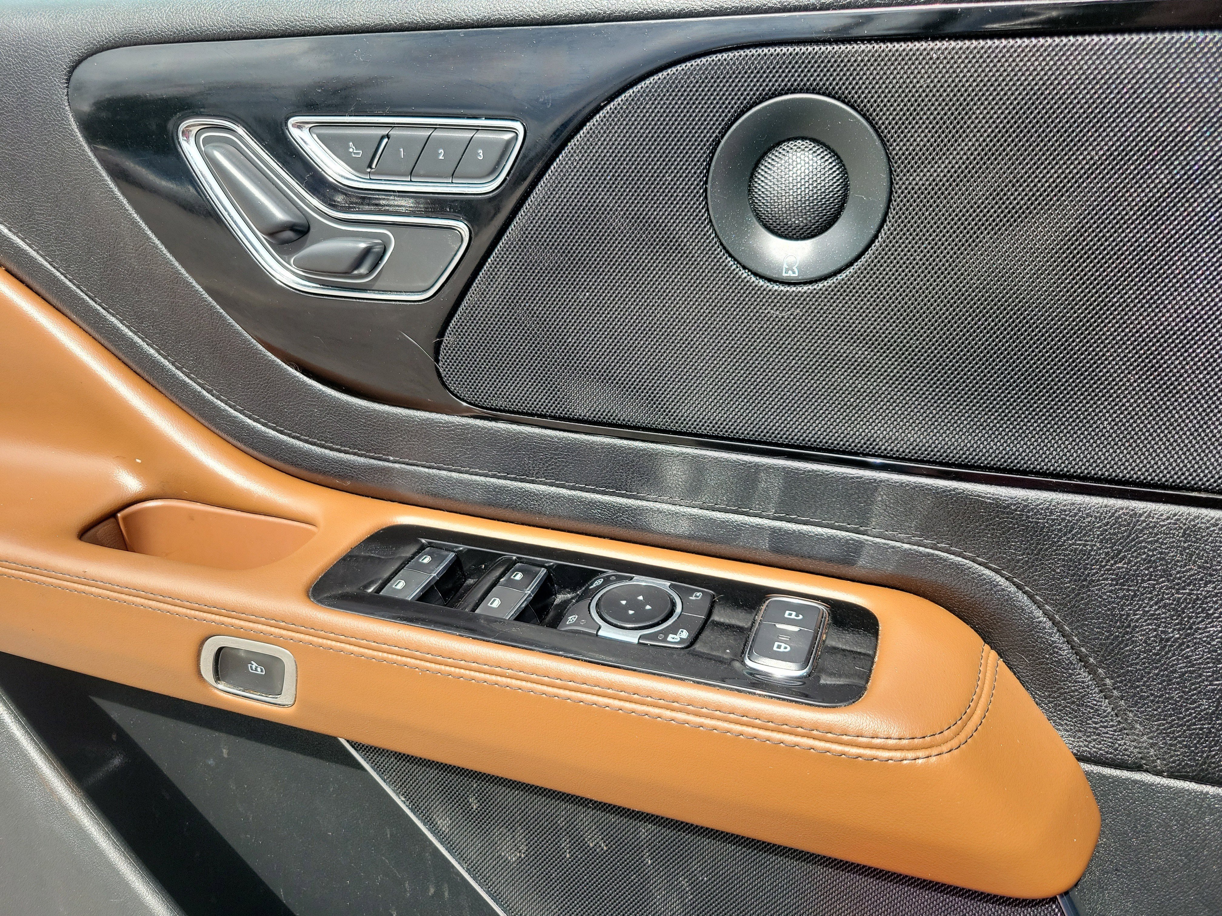 Used 2023 Lincoln Aviator Reserve w/ Equipment Group 201A image 7