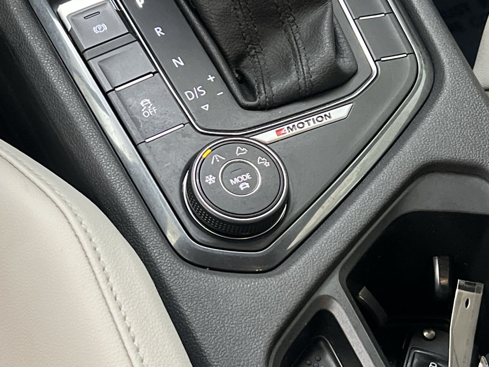 Used 2018 Volkswagen Tiguan SE AWD/4WD image 30