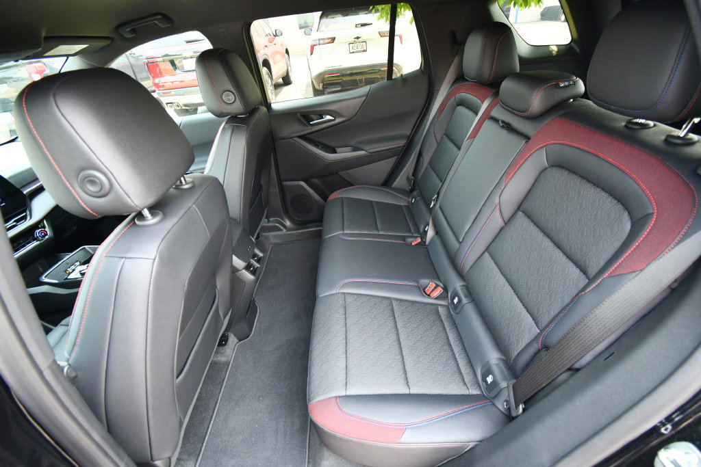 Used 2025 Chevrolet Equinox RS w/ Safety and Technology Package AWD/4WD image 16