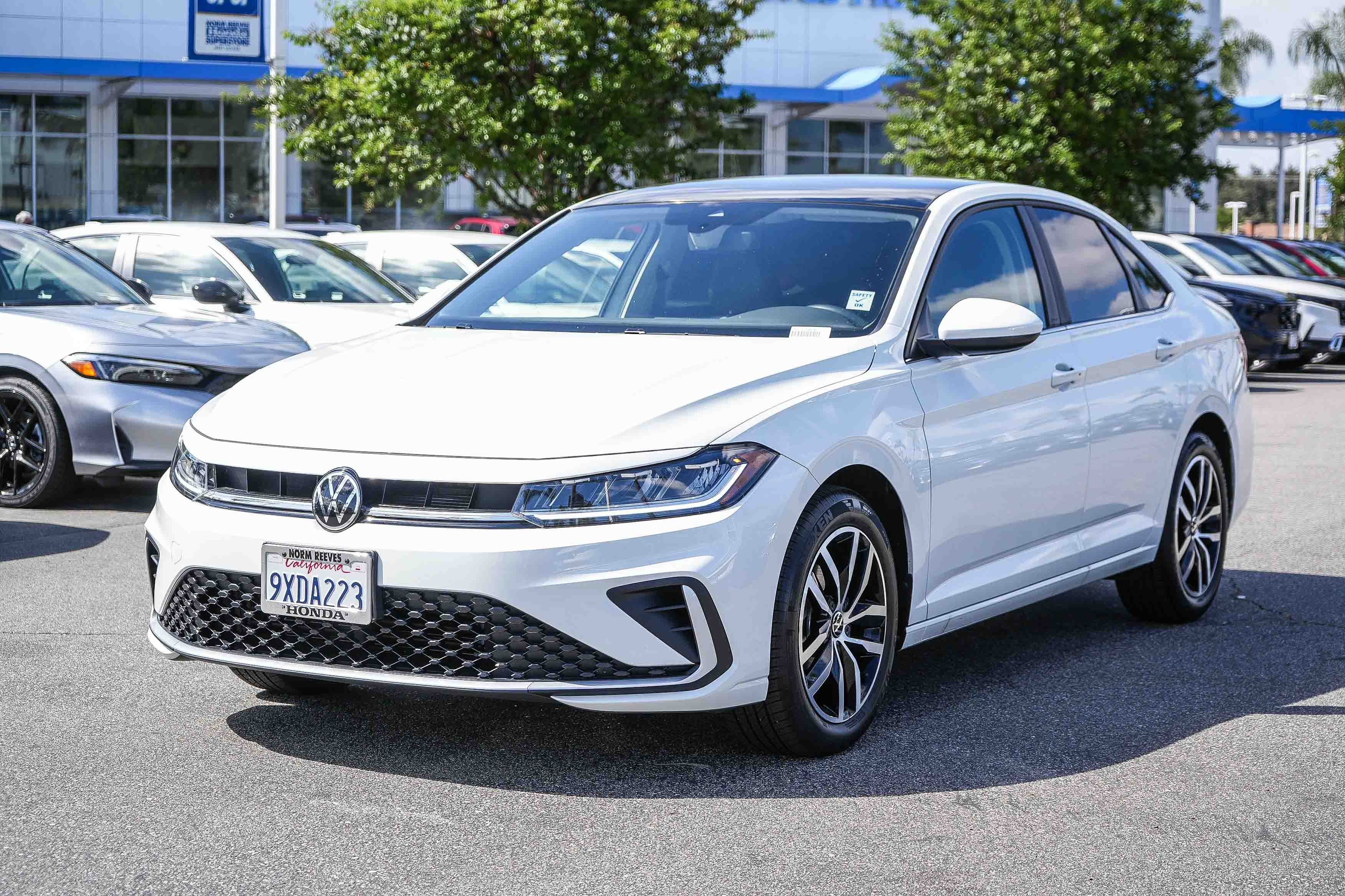 Used 2026 Volkswagen Jetta SE FWD image 3