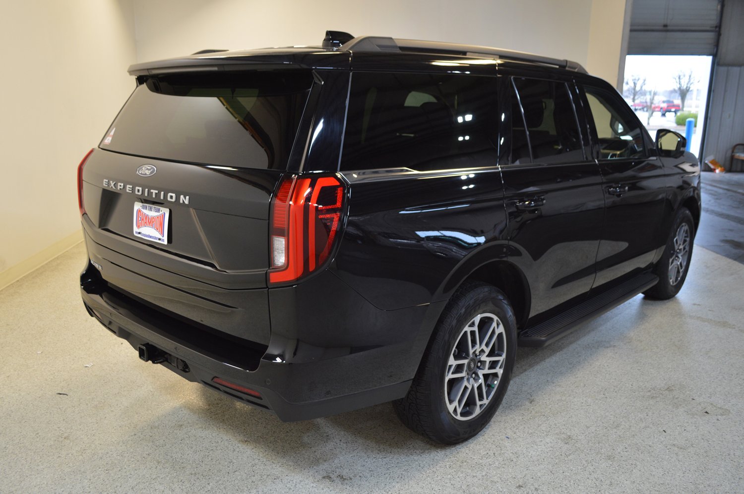 Used 2025 Ford Expedition Active image 3