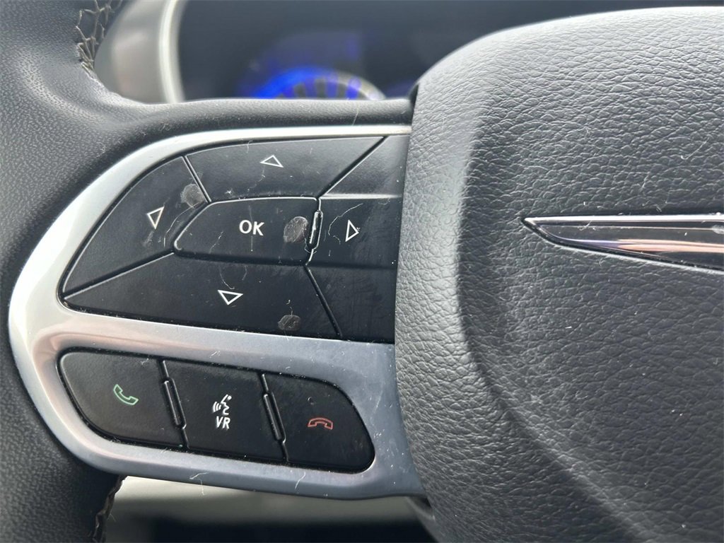 Used 2023 Chrysler Pacifica Touring-L image 21