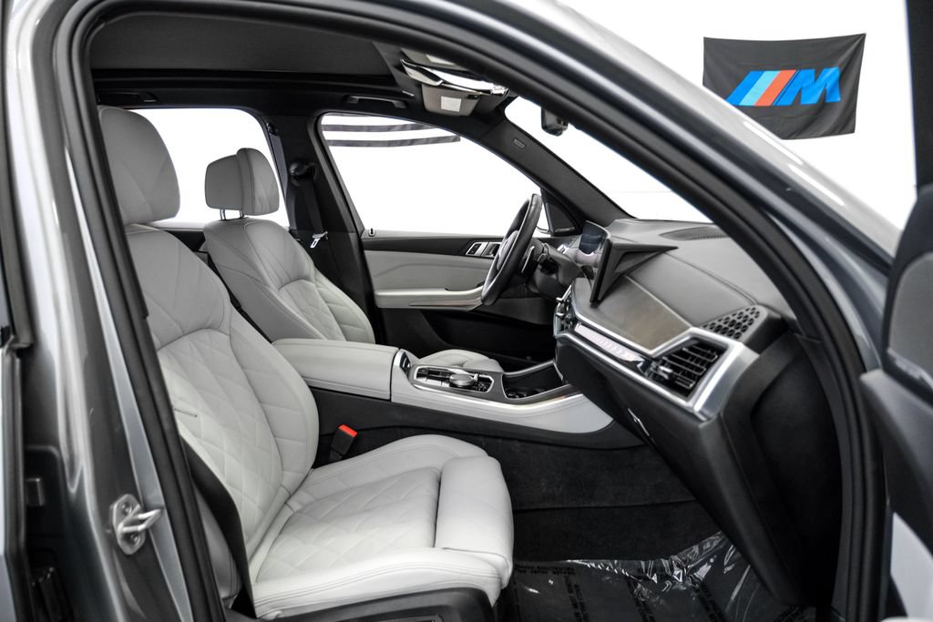 Used 2025 BMW X5 xDrive40i w/ M Sport Package AWD/4WD image 29