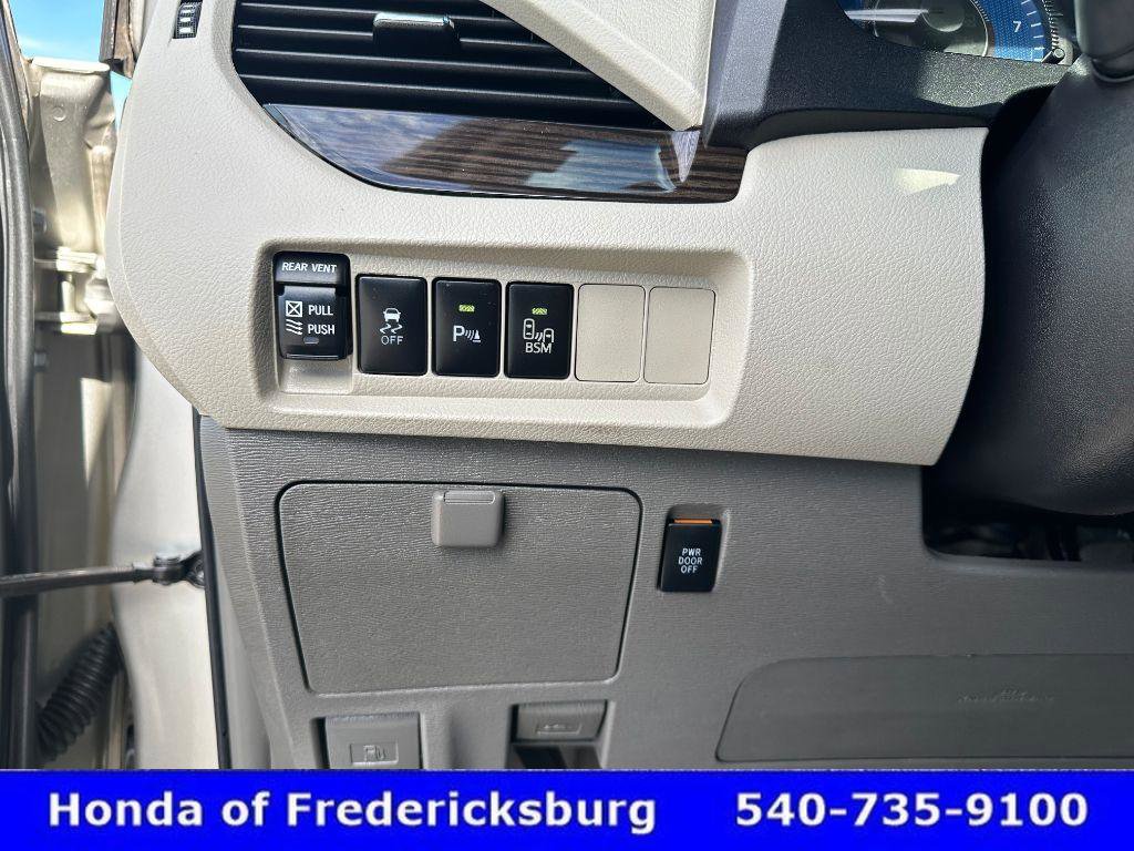 Used 2017 Toyota Sienna XLE Premium image 28