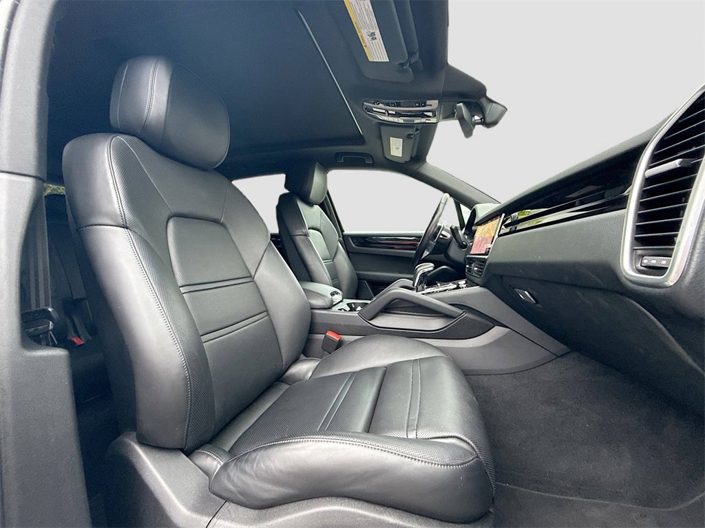 Used 2020 Porsche Cayenne Base w/ Premium Package image 31