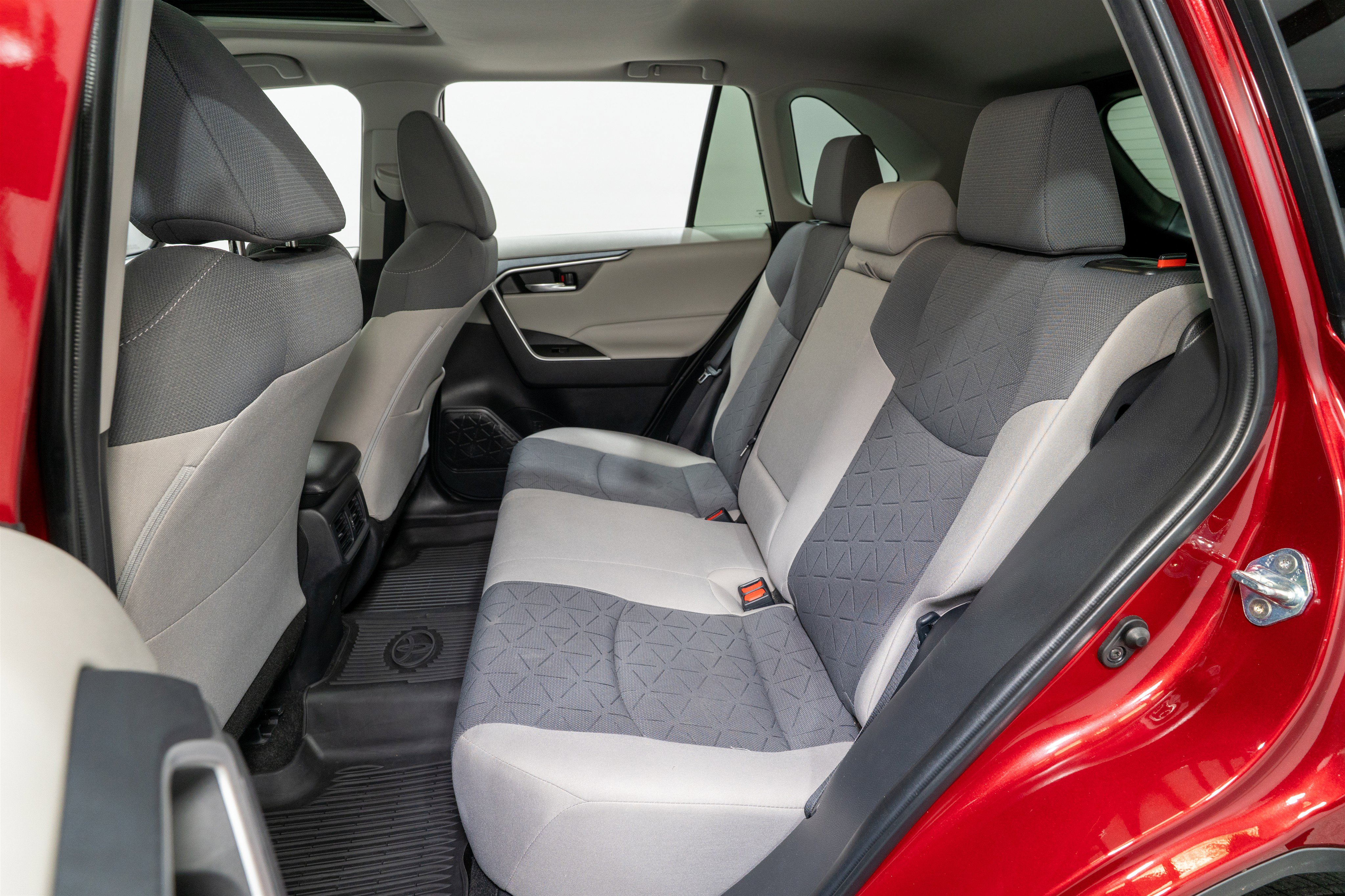 Used 2022 Toyota RAV4 XLE w/ Convenience Package image 30