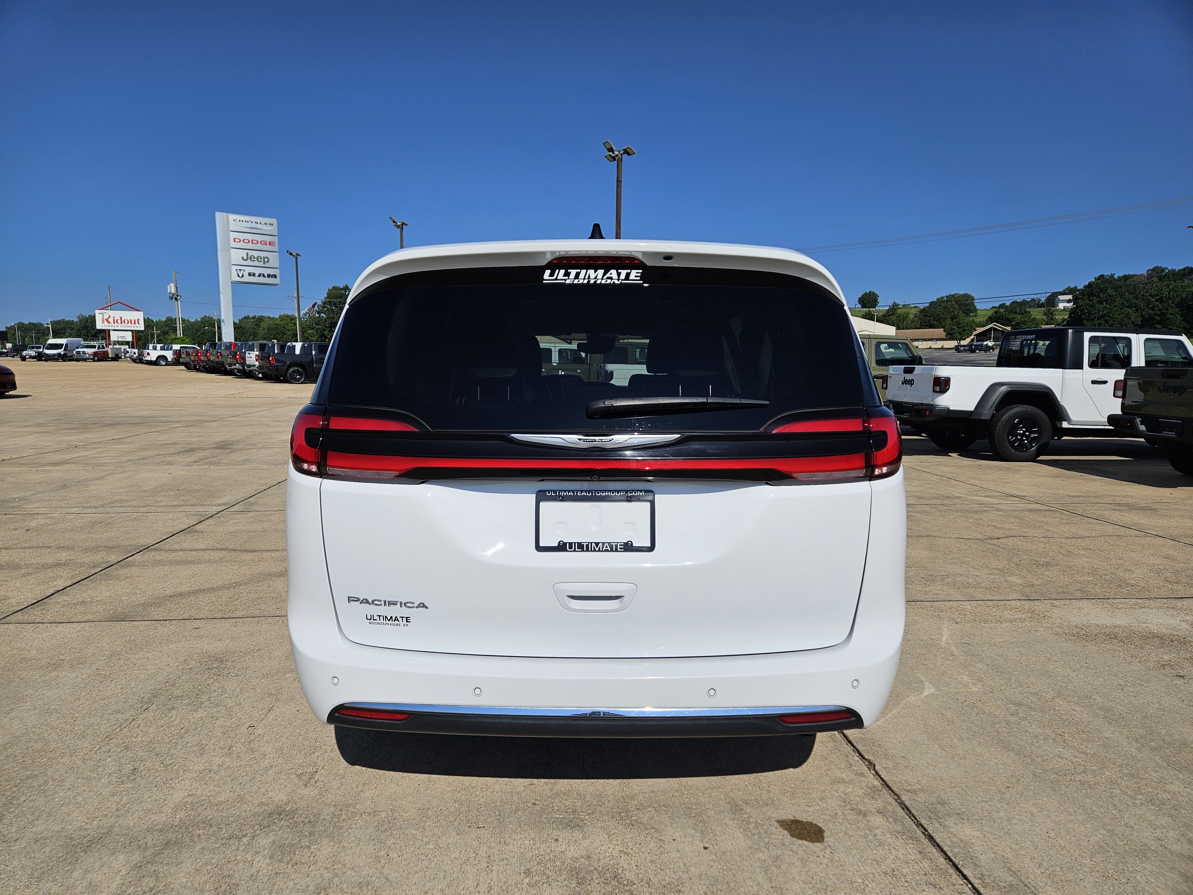 Used 2024 Chrysler Pacifica Touring-L FWD image 5