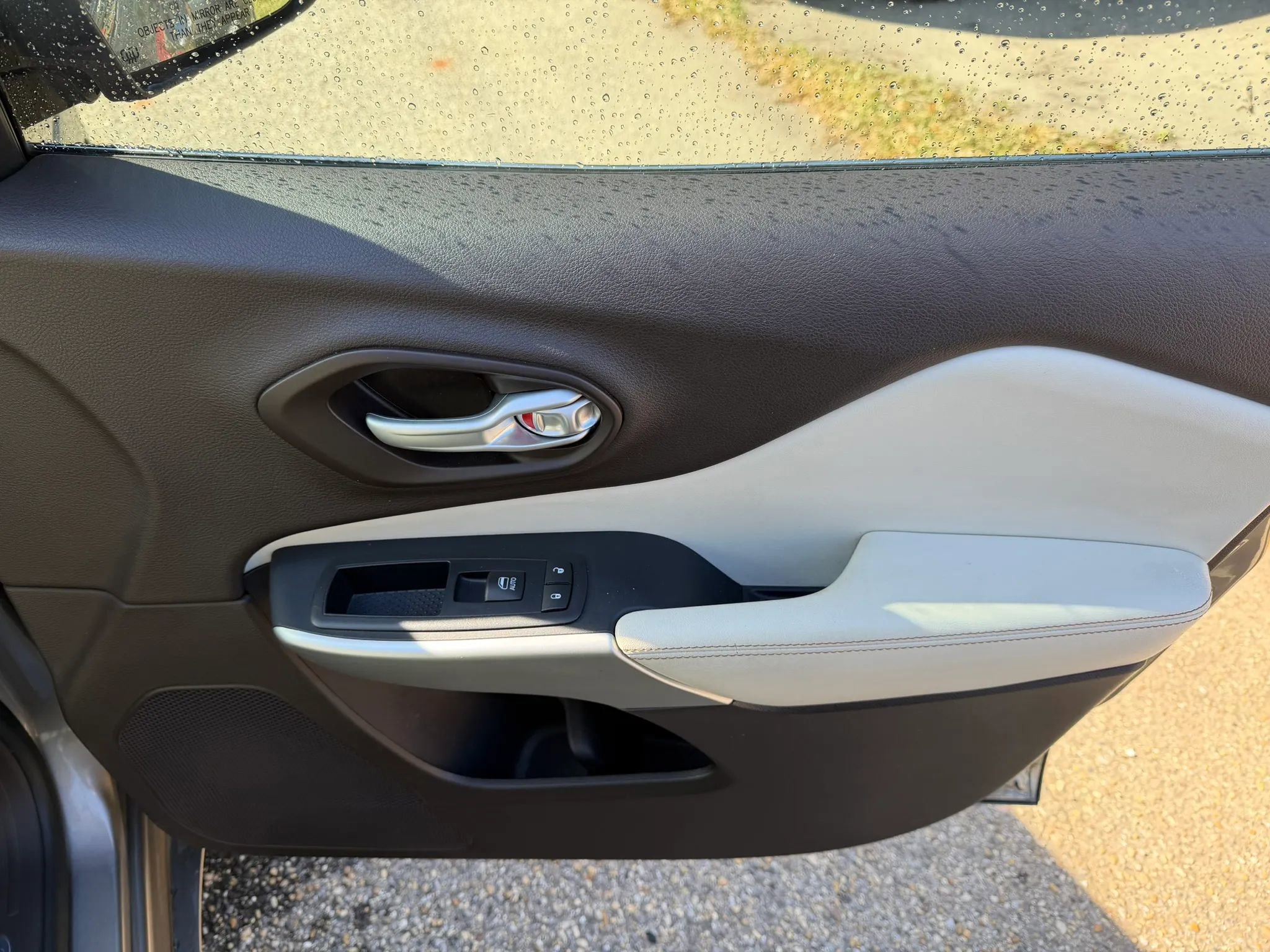 Used 2016 Jeep Cherokee Overland w/ Technology Group image 9