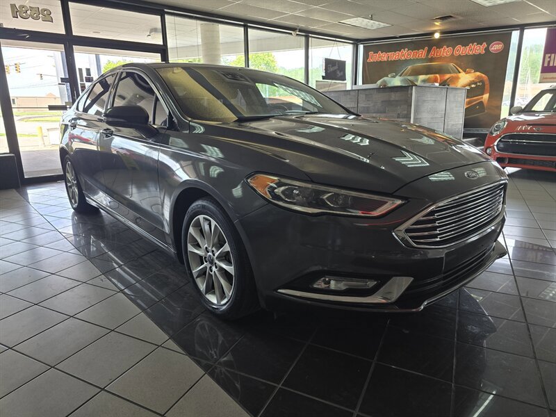 Used 2017 Ford Fusion SE w/ Fusion SE Technology Package FWD image 3