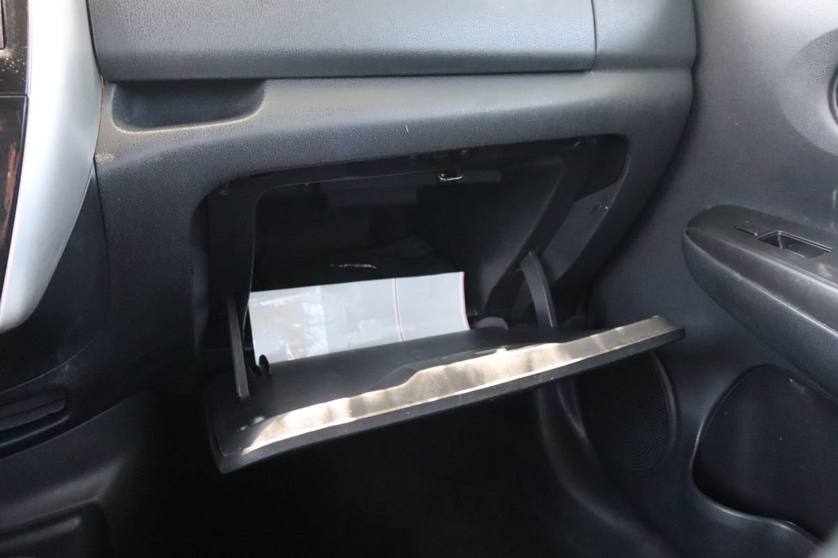 Used 2015 Nissan Versa Note SV FWD image 36