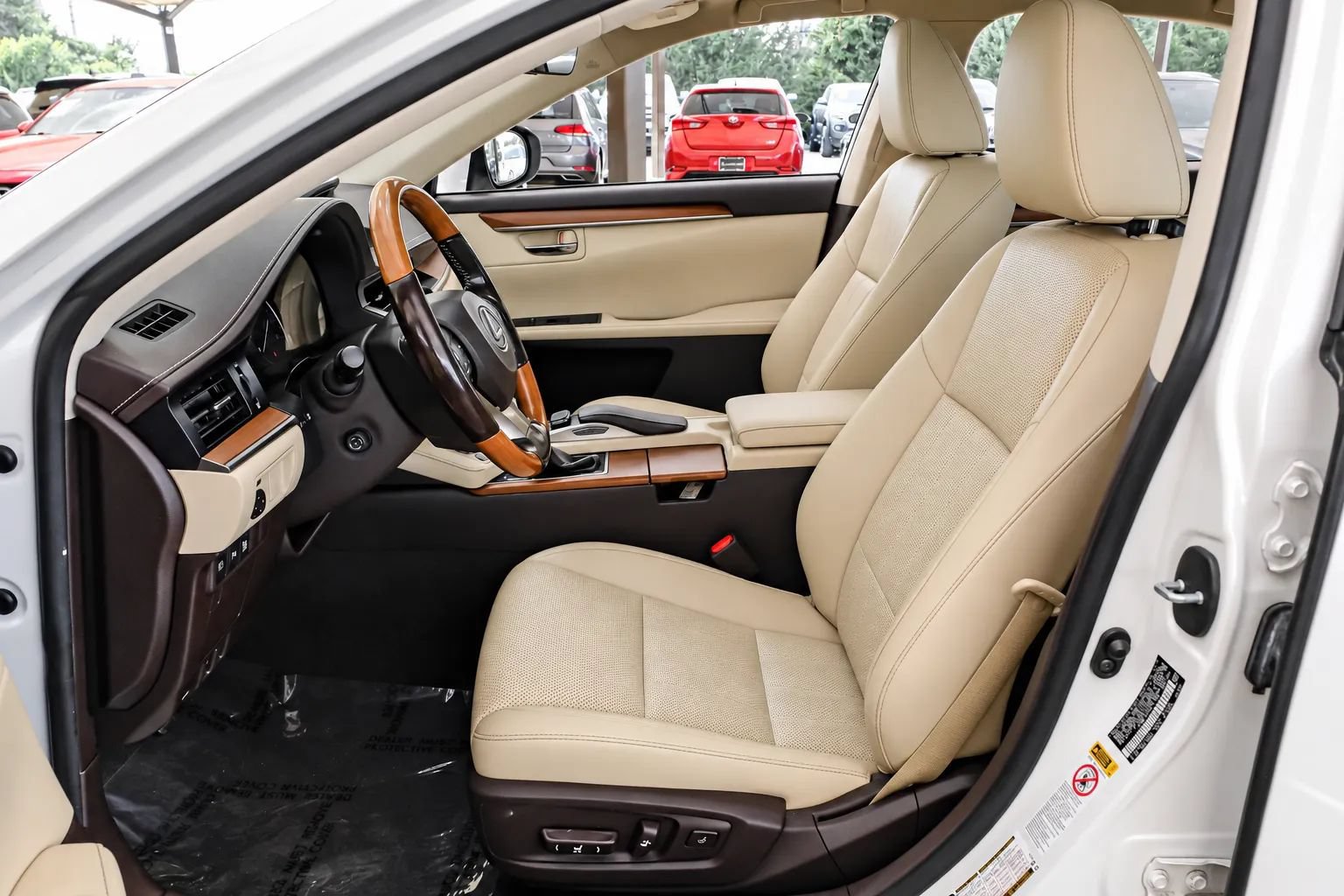 Used 2016 Lexus ES 300h w/ Luxury Package w/Wood Trim FWD image 3