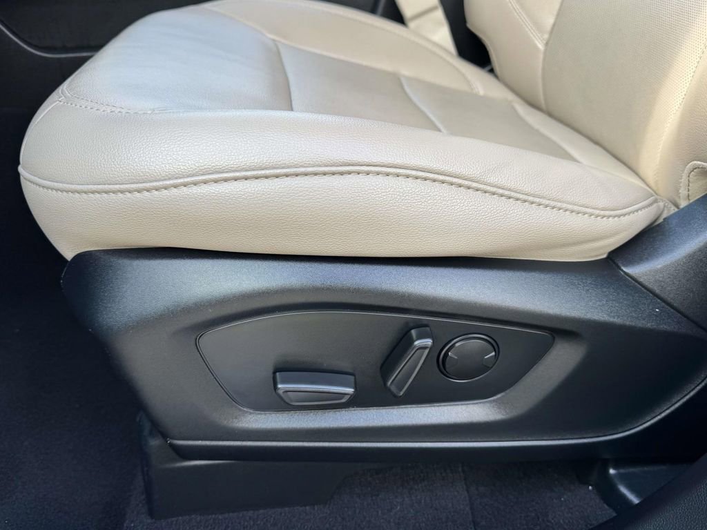 Used 2024 Ford Explorer Limited image 19