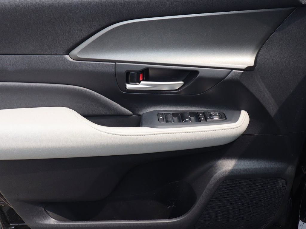 Used 2025 Toyota Grand Highlander AWD image 19