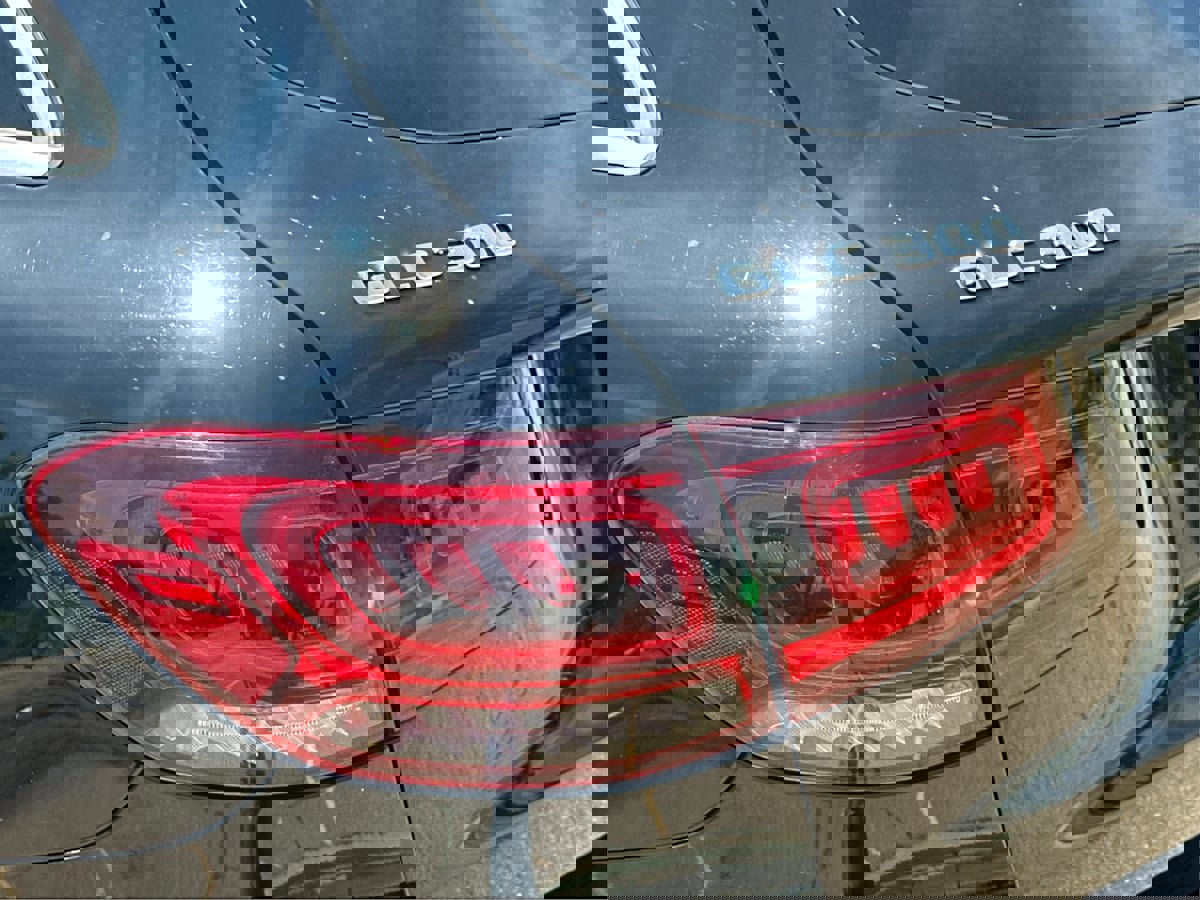 Used 2020 Mercedes-Benz GLC 300 4MATIC w/ Premium Package image 32