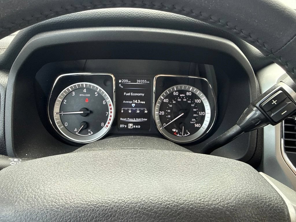 Used 2017 Nissan Titan SL w/ SL Towing Convenience Package RWD image 10