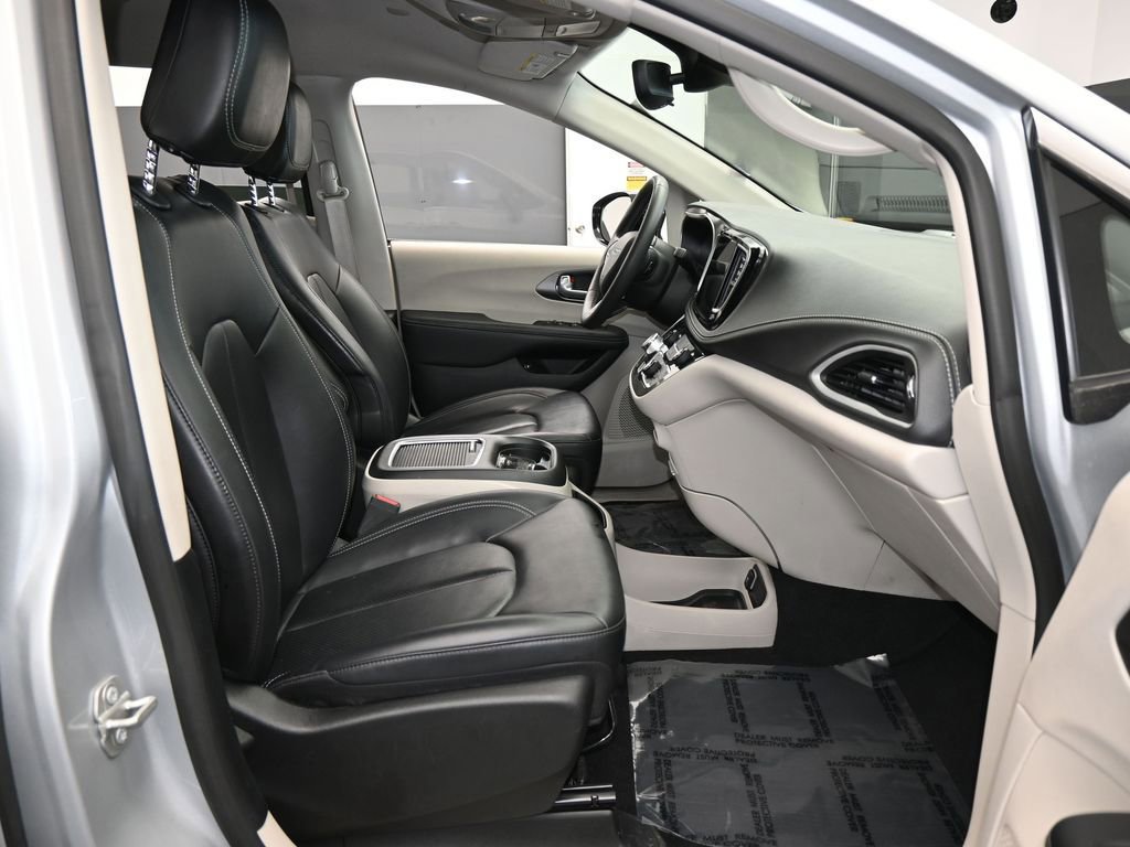Used 2024 Chrysler Pacifica Select image 49