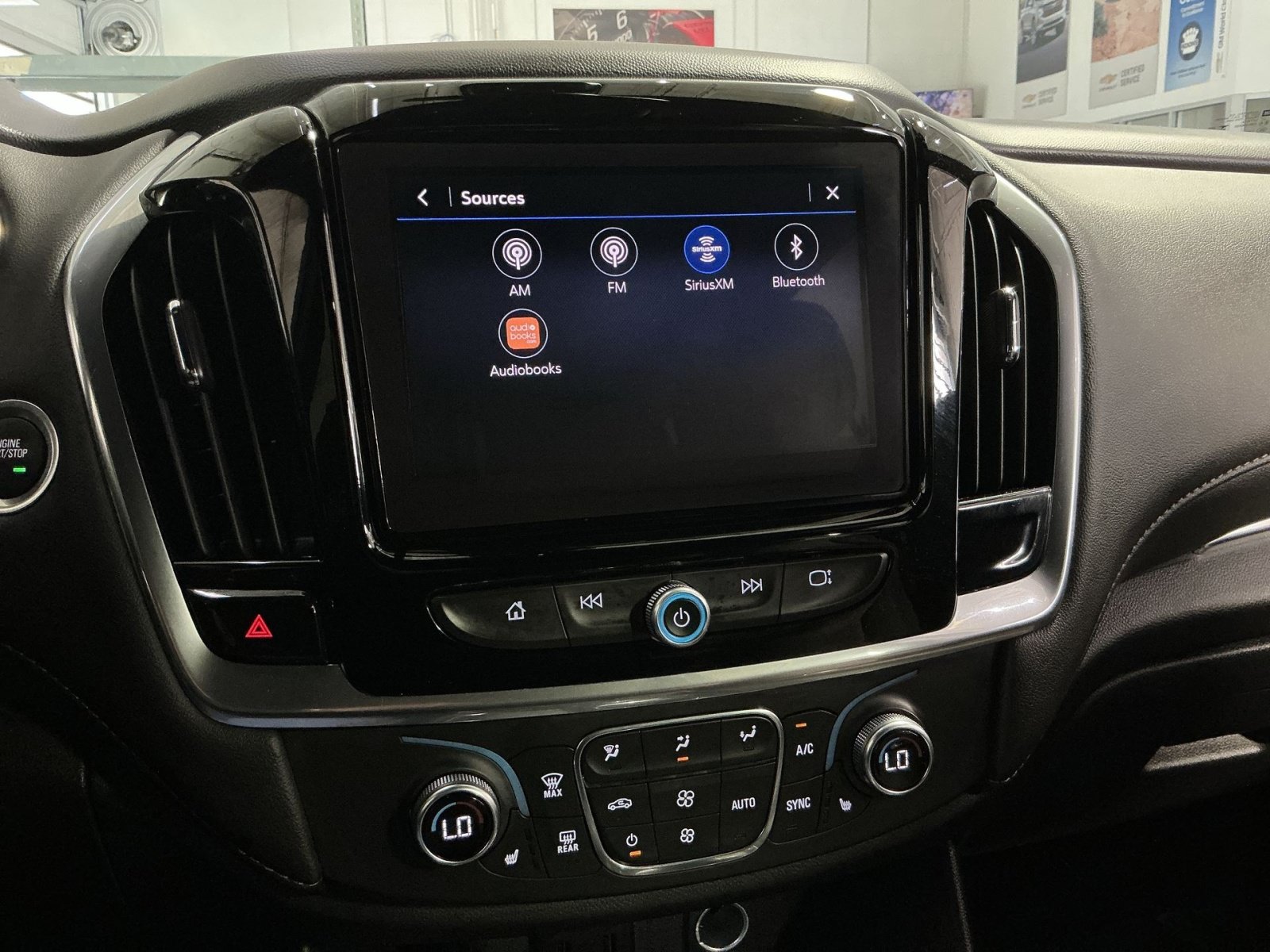 Used 2023 Chevrolet Traverse LT FWD image 19