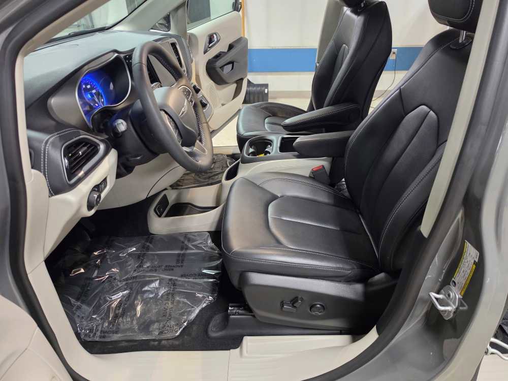 Used 2024 Chrysler Pacifica Touring-L image 16